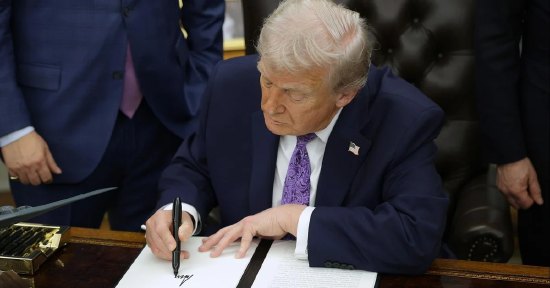 特朗普签署AI行政令以加强政府监管